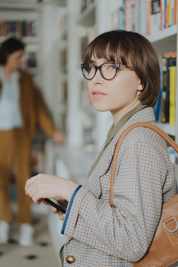 peinado corto con lentes