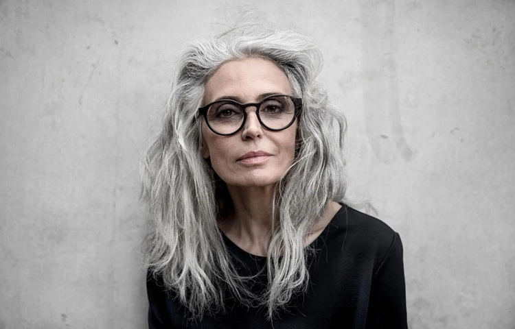 peinado para mujer de 60 años con lentes