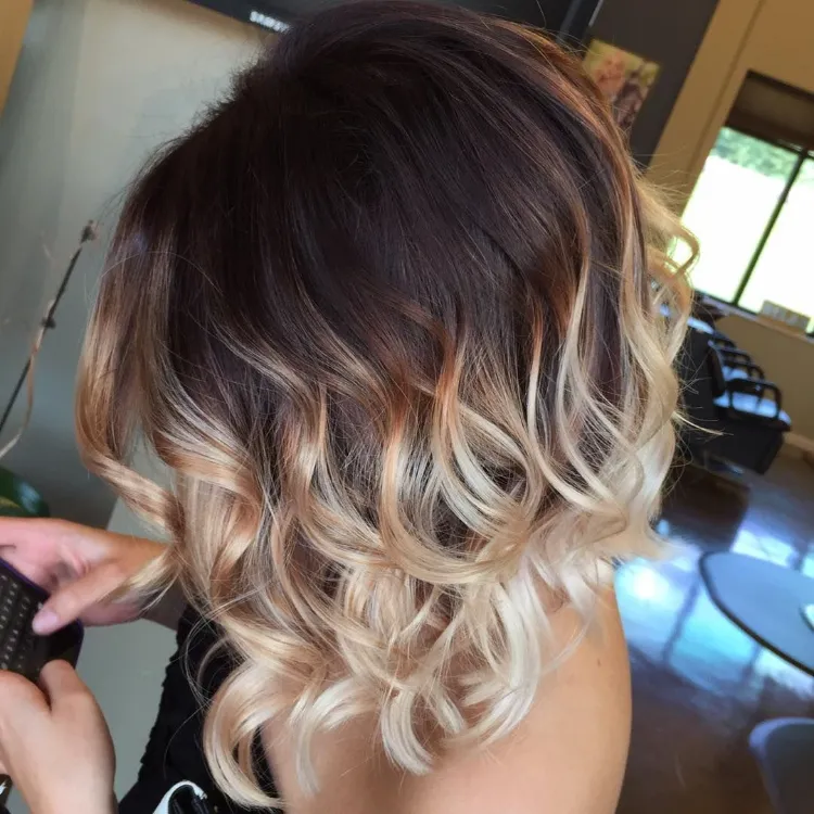 idea de peinado de pelo sombreado con corte cuadrado y coloración degradada rubio
