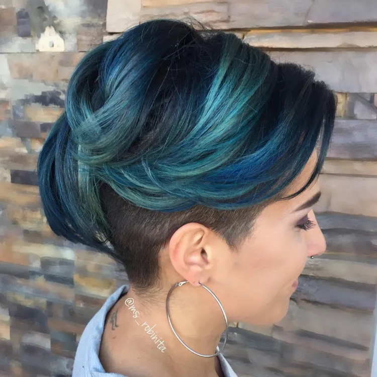 ideas de peinado de pelo sombreado para pelo corto con tonos azules y degradados