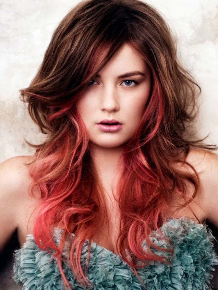 peinado de cabello largo que va bien con los tonos degradados rojos