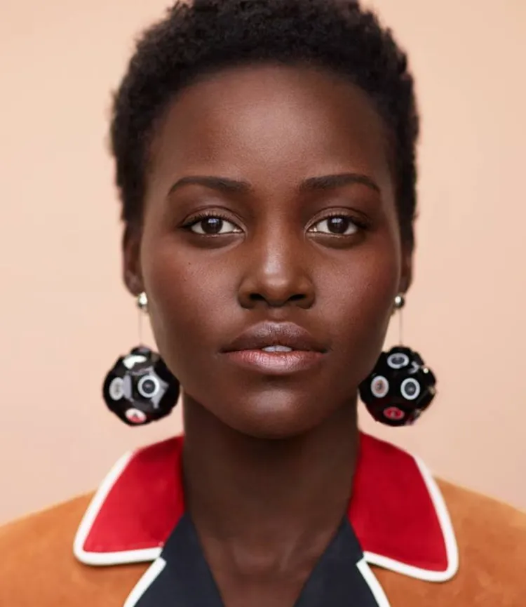 idea de corte de pelo para mujer negra con curvas cabello afro corto y rizado