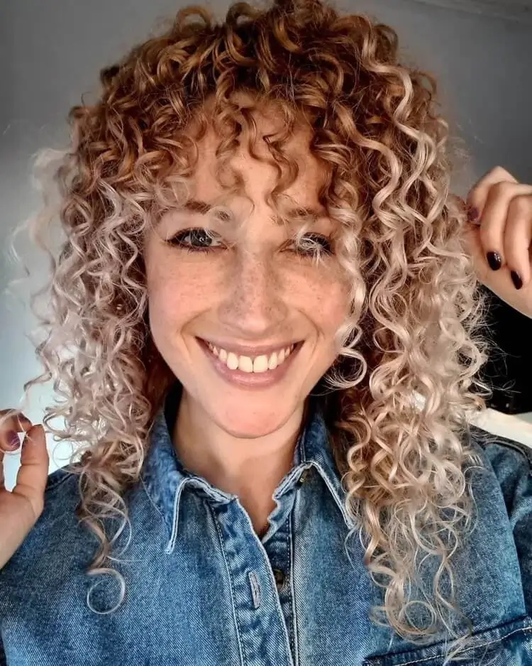 qué flequillo para la idea elegante del cabello fino y rizado