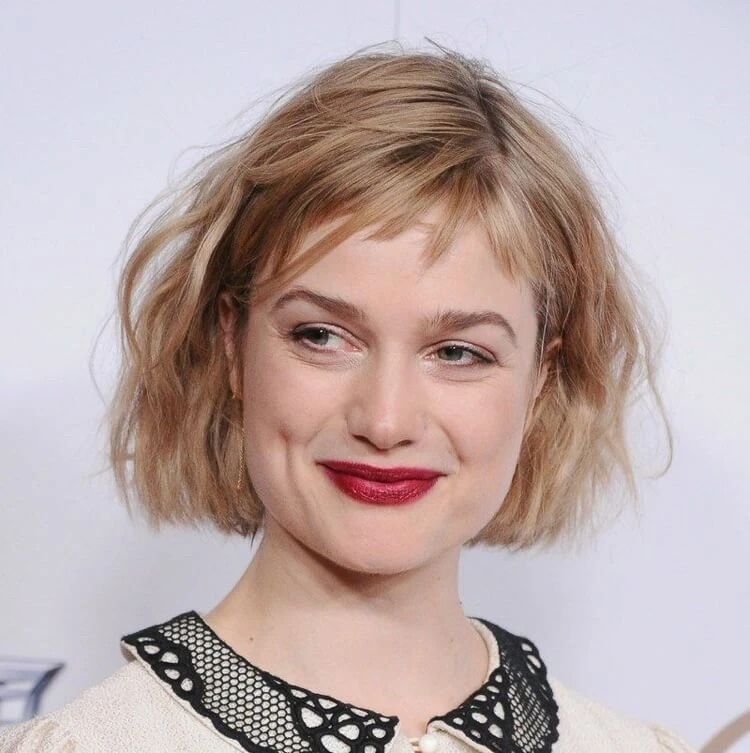 cuadrado corto con micro flequillo para cabello fino y rostro ovalado