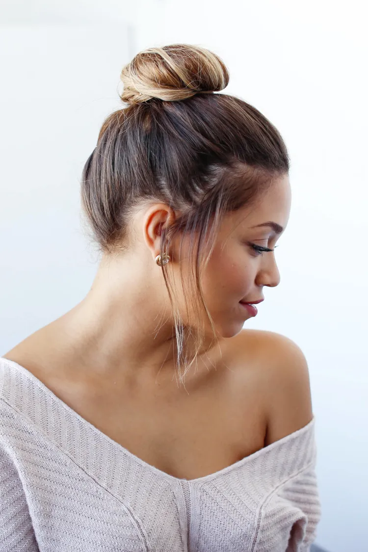 moño alto con mechones sueltos propuesta de peinado veraniega para cabello largo