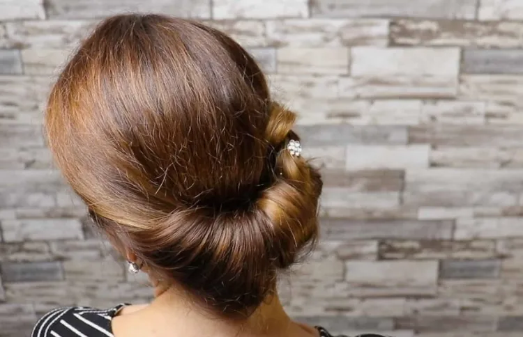 propuesta de peinado de verano 2022 para cabello medio largo con moño bajo rizado