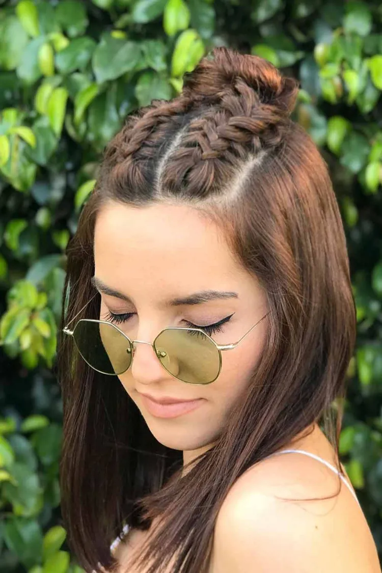 moño alto con mechones sueltos propuesta de peinado veraniega para cabello largo