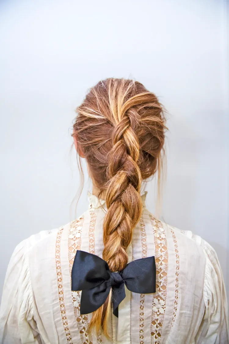 propuesta de peinado de verano para cabello largo con nudo de trenza holandesa