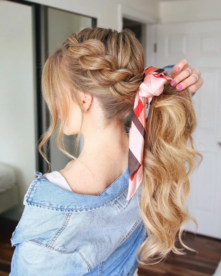 propuesta de peinado de verano para cabello largo con cola de caballo y trenza lateral