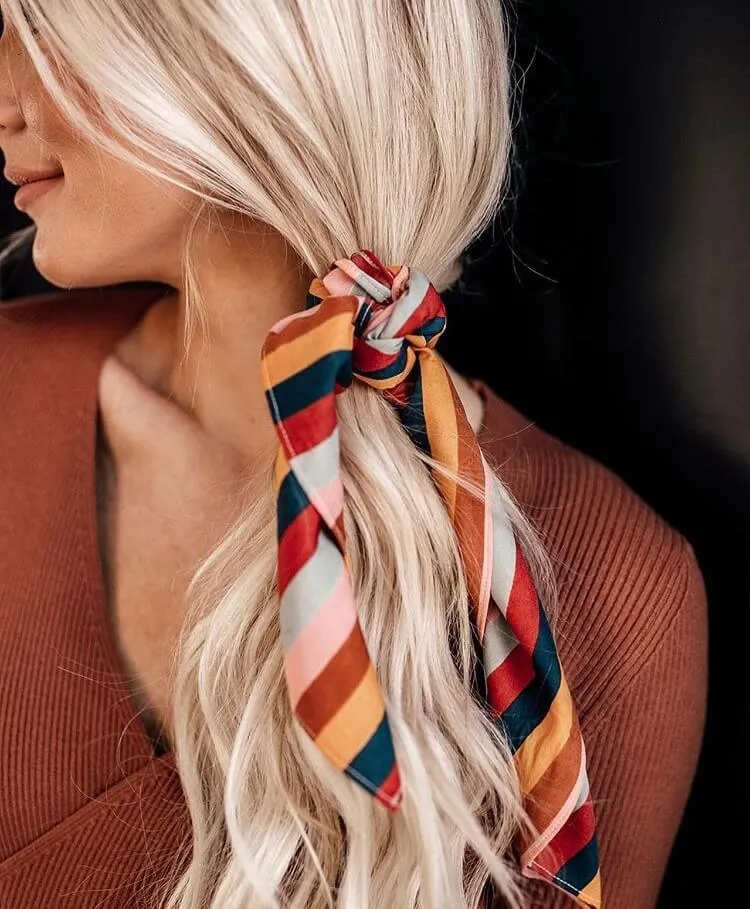 propuesta de peinado de verano para cabello largo con cola de caballo lateral
