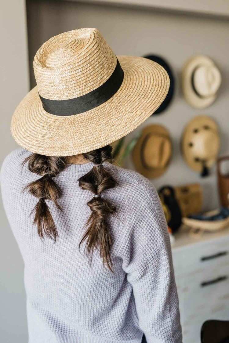 idea de peinado de sombrero de paja con dos trenzas burbuja para verano