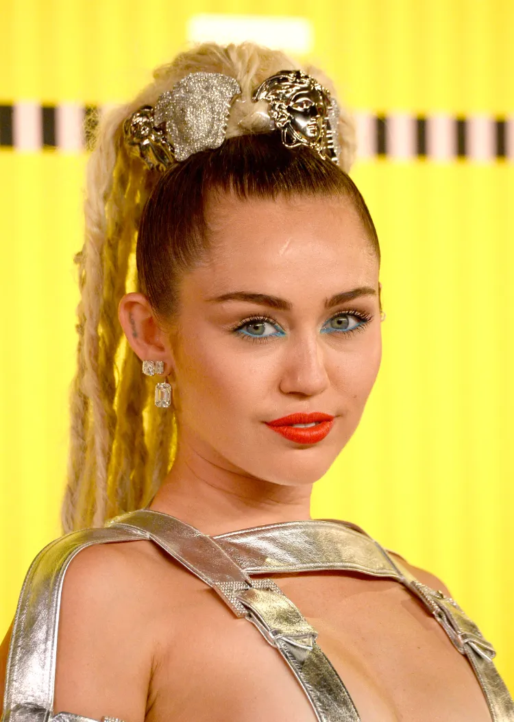 ¡El estilo perfecto para modernizar tu clásica coleta este verano! 8 - 【MioEstilo】 alta cola de medusa de Miley Cyrus