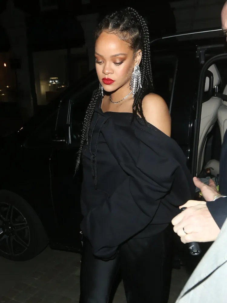 ¡El estilo perfecto para modernizar tu clásica coleta este verano! 9 - 【MioEstilo】 Rihanna con cola de caballo trenzada medusa, peinado de moda verano 2022