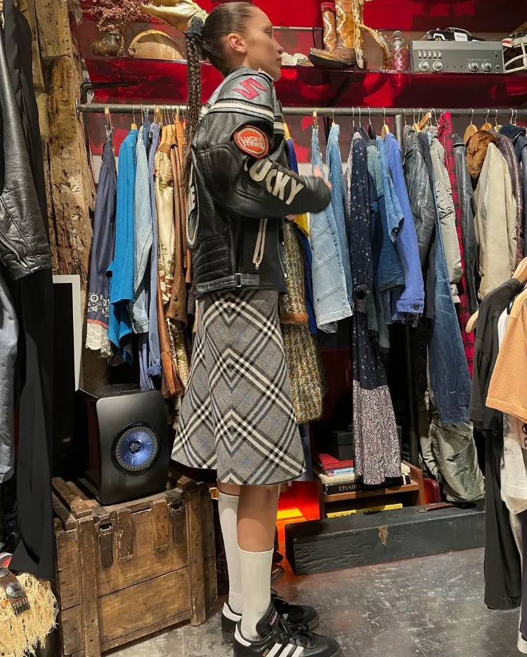 ¡El estilo perfecto para modernizar tu clásica coleta este verano! 10 - 【MioEstilo】 Bella Hadid con la cola de caballo de Medusa
