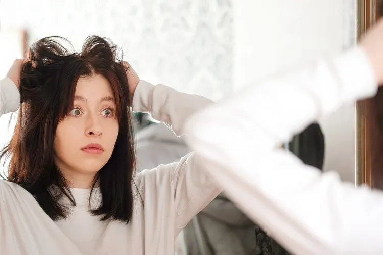 Desventajas de secar el cabellos "sin secador" ¿Realmente hace daño? 7 - 【MioEstilo】 secarse el cabello al aire libre provoca un aspecto más grasoso el cuero cabelludo se irrita