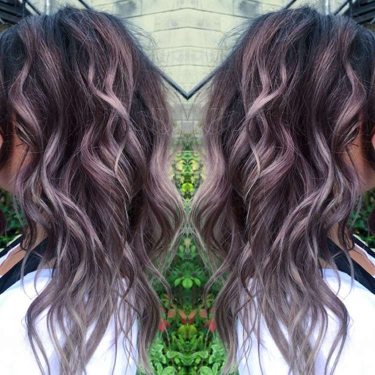 Tendencias de cabello castaño largo color ahumado 2021