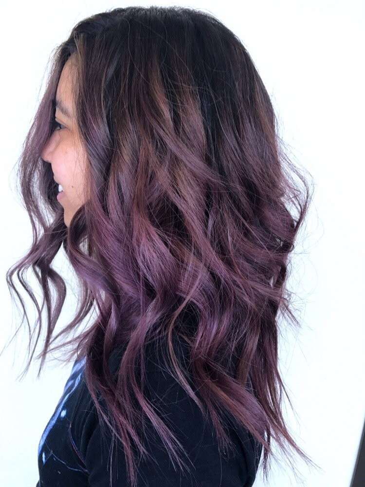 color de cabello efecto ahumado baya morada bayas