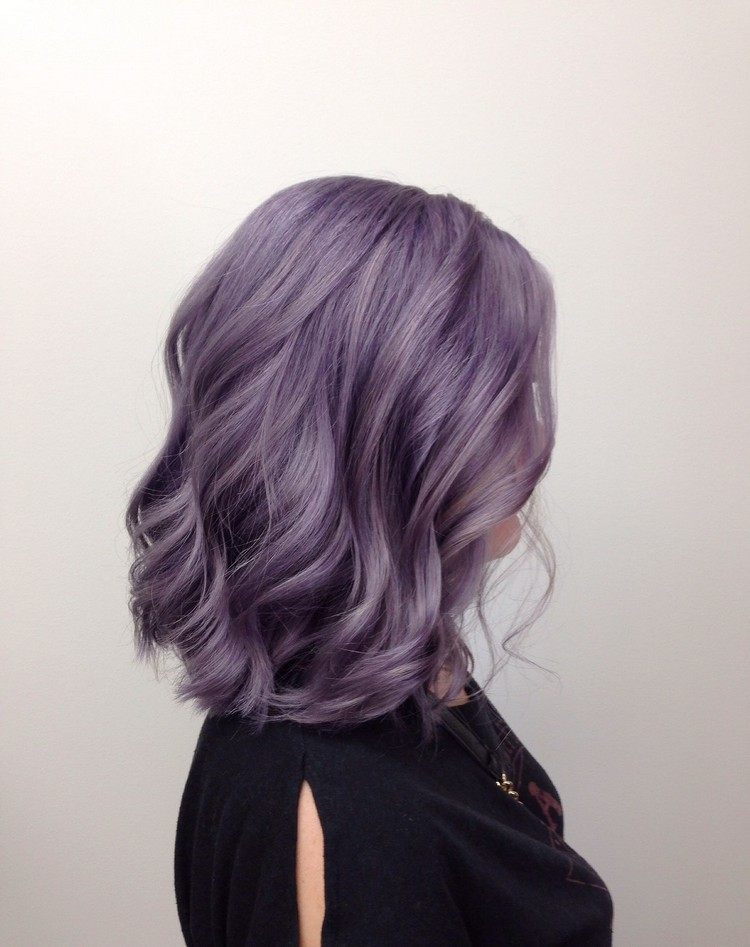 coloración del cabello gris lila ahumado rizos elegantes
