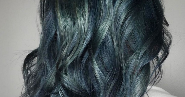 impresionante cabello ahumado azul verdoso para morenas