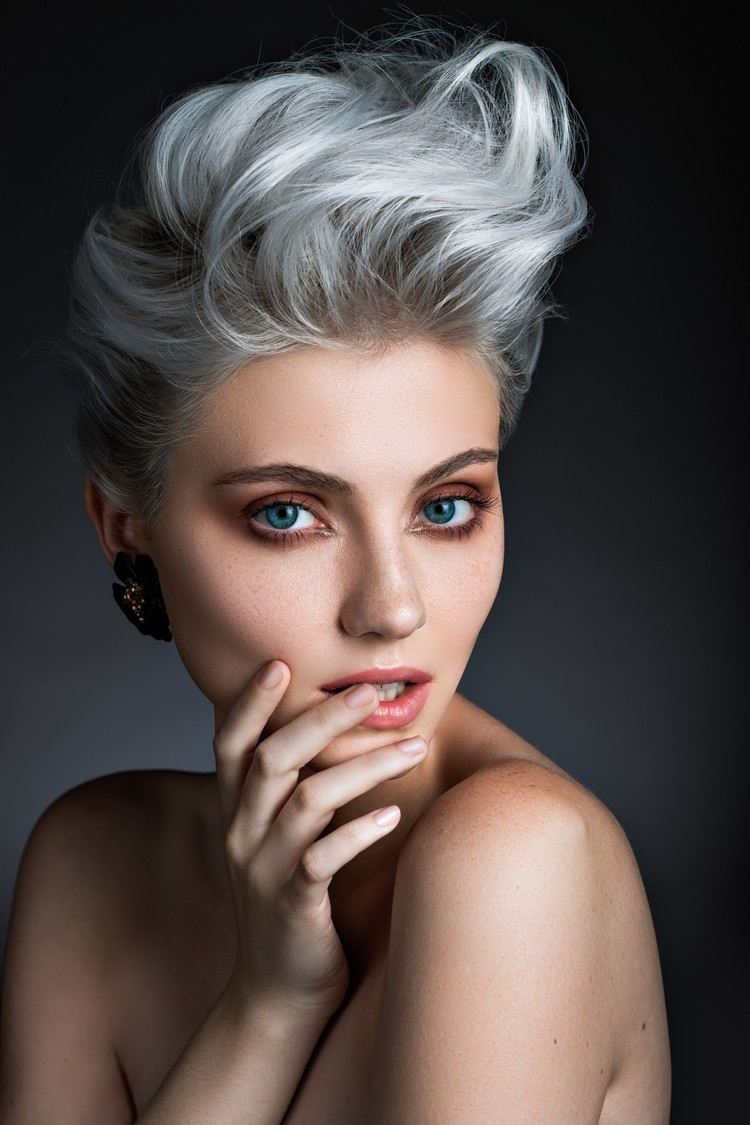 cabello gris corto en coloración de tendencia de altura