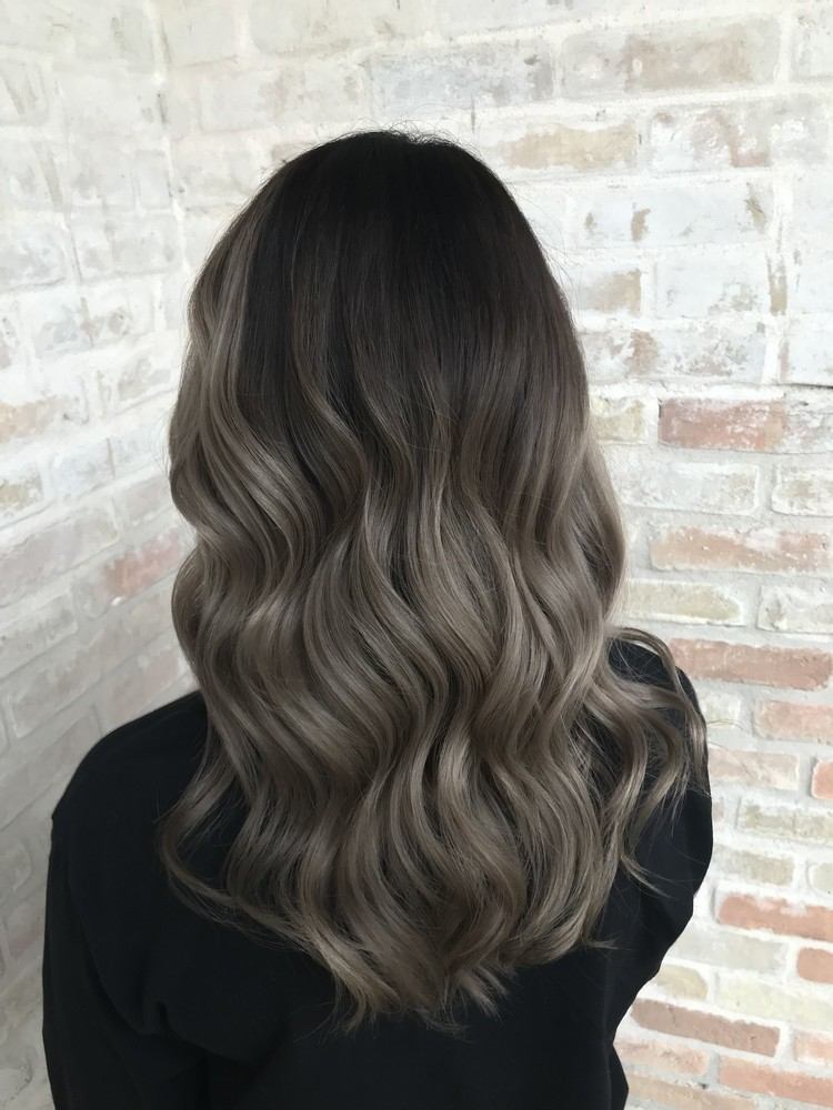 tendencia de color de cabello 2021 - cabello castaño grisáceo delicado
