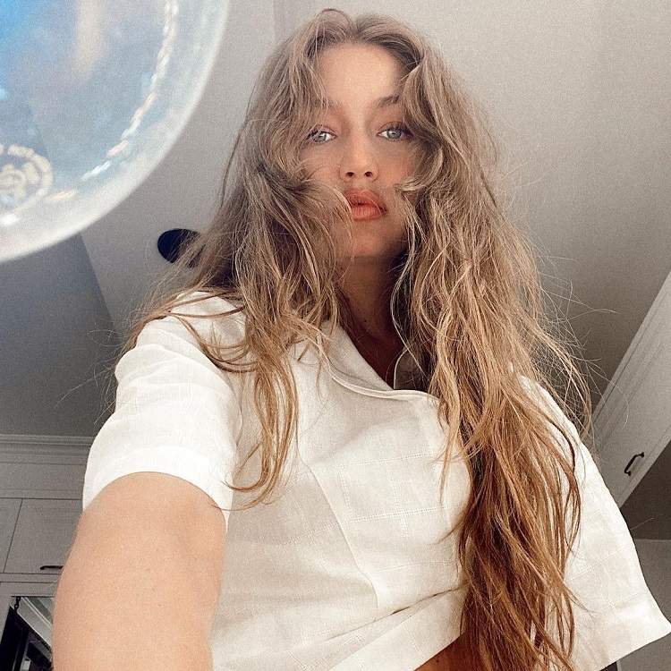 Gigi Hadid cabello oscuro en casa cabello oscuro caramelo en cabello rubio