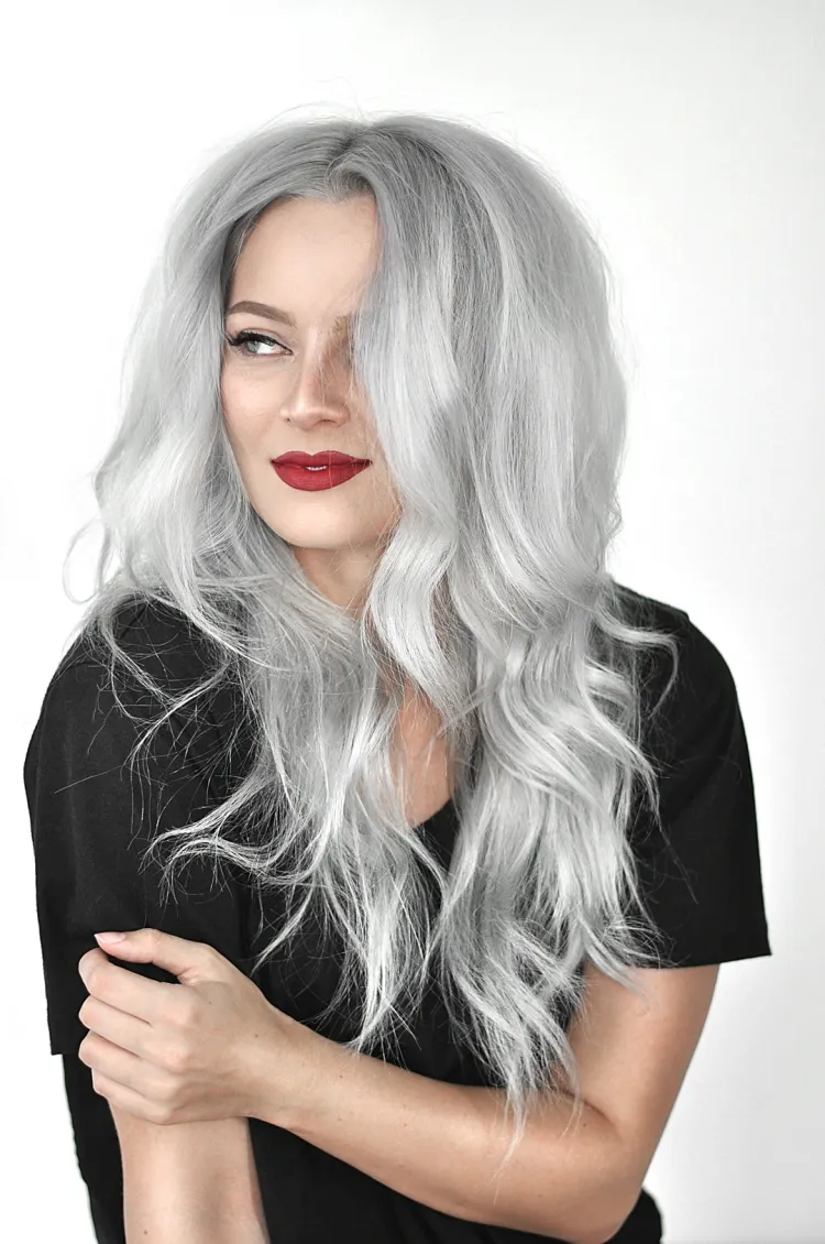 Cabello color "acero" 10 propuestas para incorporarlo con estilo 4 - 【MioEstilo】 Tono blanco grisáceo del Acero en el Cabello tonalidad que evoca sabiduría y nobleza