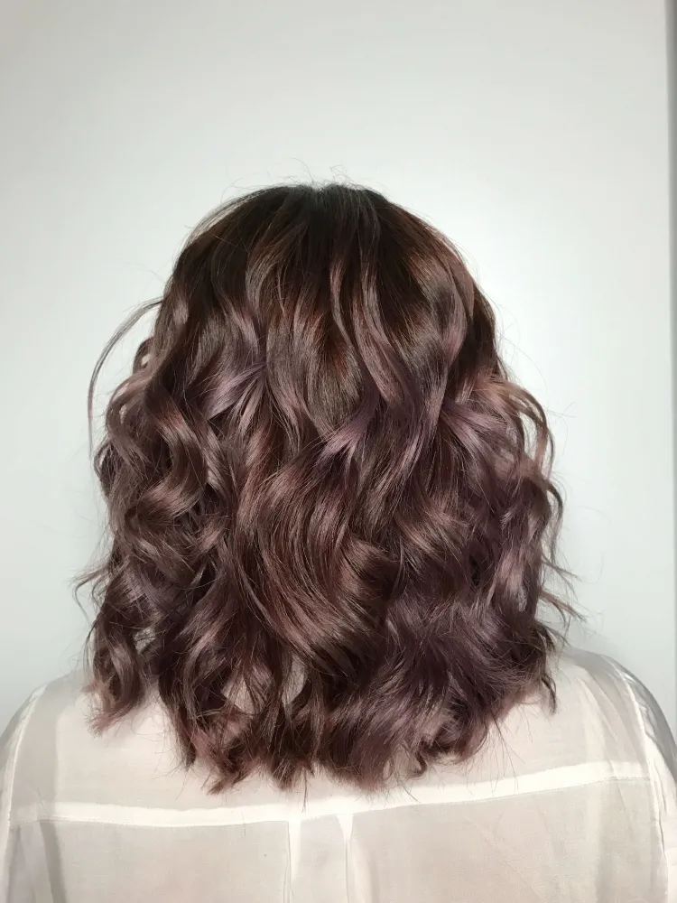 Cabello color "acero" 10 propuestas para incorporarlo con estilo 13 - 【MioEstilo】 El balayage SteelHair con ojos expresivos, tonos de gris chocolate y labios brillantes