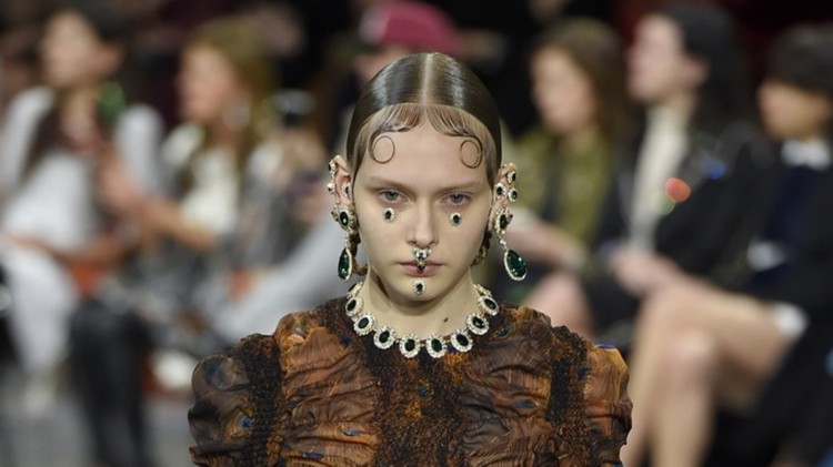 tendencia pelo bebe mujer 2021 moda pasarelas