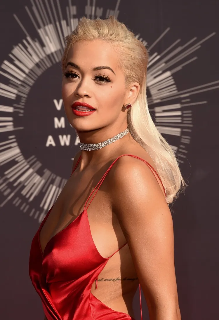 Cómo lograr un look de mujer con el cabello liso y peinado hacia atrás