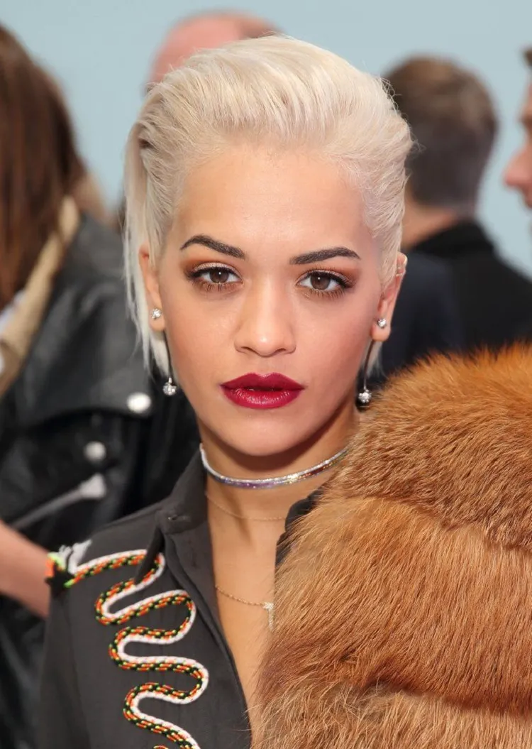 corte de cabello pixie corte de cabello de mujer cabello liso hacia atrás efecto mojado cabello corto peinado hacia atrás rita ora