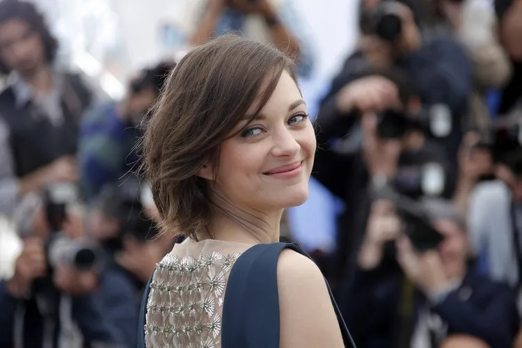 ¡12 propuestas de peinados de Marion Cotillard para imitar en este verano! 10 - 【MioEstilo】 Marion Cotillard cabello corto con flequillo a un lado idea de peinado tendencia verano 2022