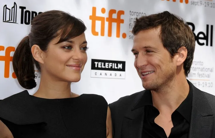 ¡12 propuestas de peinados de Marion Cotillard para imitar en este verano! 3 - 【MioEstilo】 peinado mujer largo 2022 Marion Cotillard corte de pelo cola de caballo con flequillo