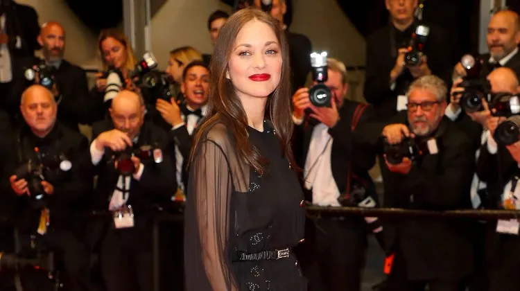 ¡12 propuestas de peinados de Marion Cotillard para imitar en este verano! 8 - 【MioEstilo】 marion cotillard peinado en cannes 2022 cabello suelto natural tendencias 2022