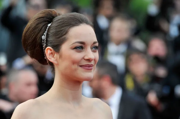 ¡12 propuestas de peinados de Marion Cotillard para imitar en este verano! 4 - 【MioEstilo】 peinado veraniego 2022 de Marion Cotillard moño XXL con accesorios