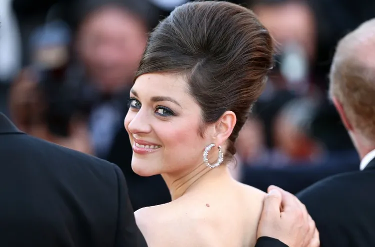 ¡12 propuestas de peinados de Marion Cotillard para imitar en este verano! 12 - 【MioEstilo】 Marion Cotillard peinado idea de recogido formal moño XXL