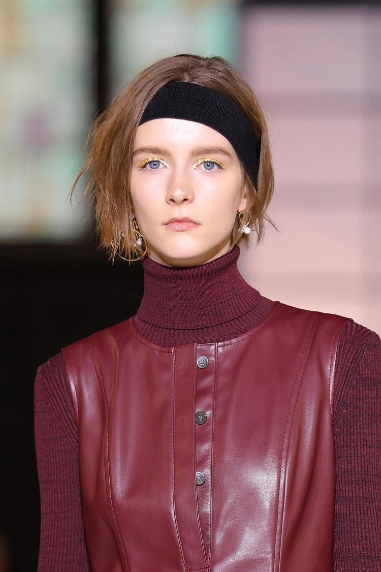 Estilos de cabello de otoño para mujeres este año: ¡15 propuestas para inspirarte! 10 - 【MioEstilo】 Tendencias de cabello de mujer otoño 2020 peinado diadema look semana de la moda espectáculo