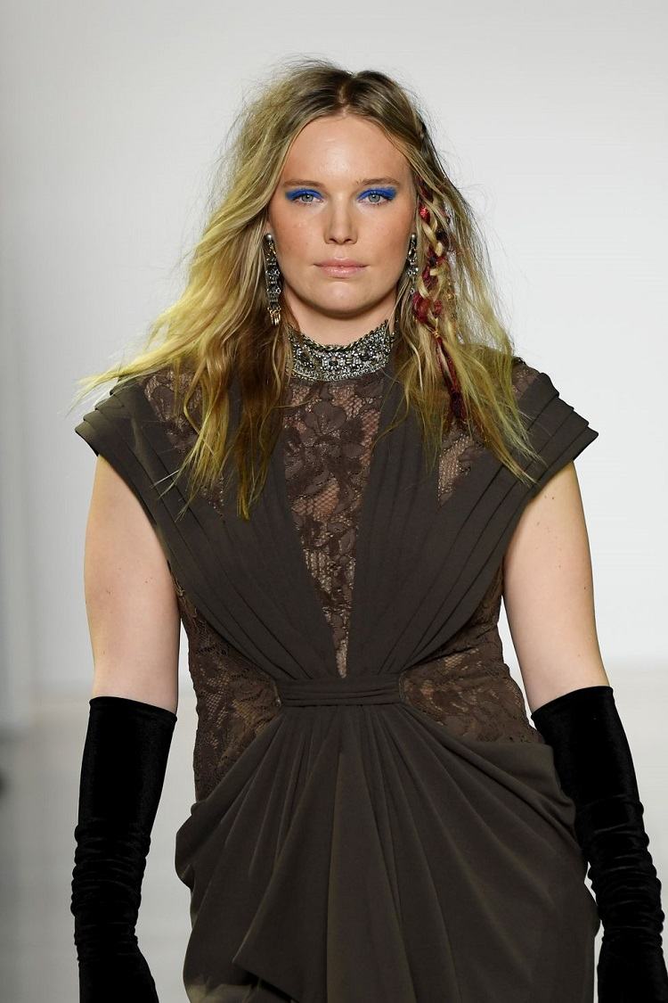 Estilos de cabello de otoño para mujeres este año: ¡15 propuestas para inspirarte! 9 - 【MioEstilo】 cinta peinado mujer pelo suelto trenzas mujer peinado tendencia otoño 2020