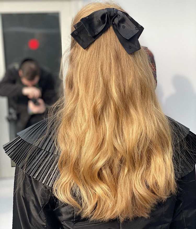 Estilos de cabello de otoño para mujeres este año: ¡15 propuestas para inspirarte! 6 - 【MioEstilo】 cinta peinado mujer cabello tendencias otoño invierno 2020 2021
