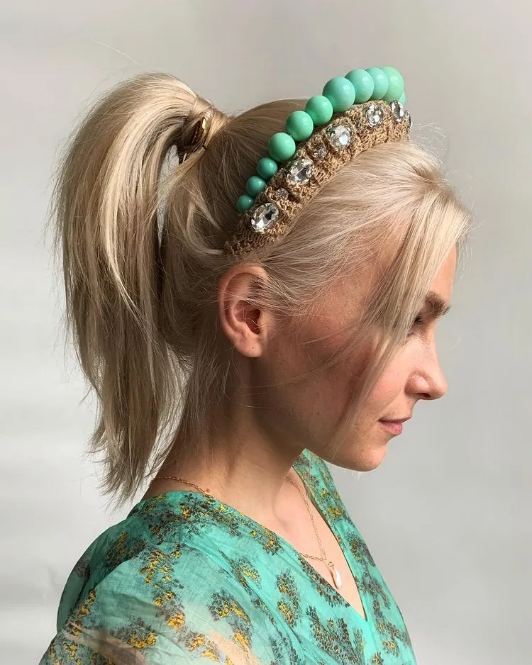 Cola de caballo con diadema de moda