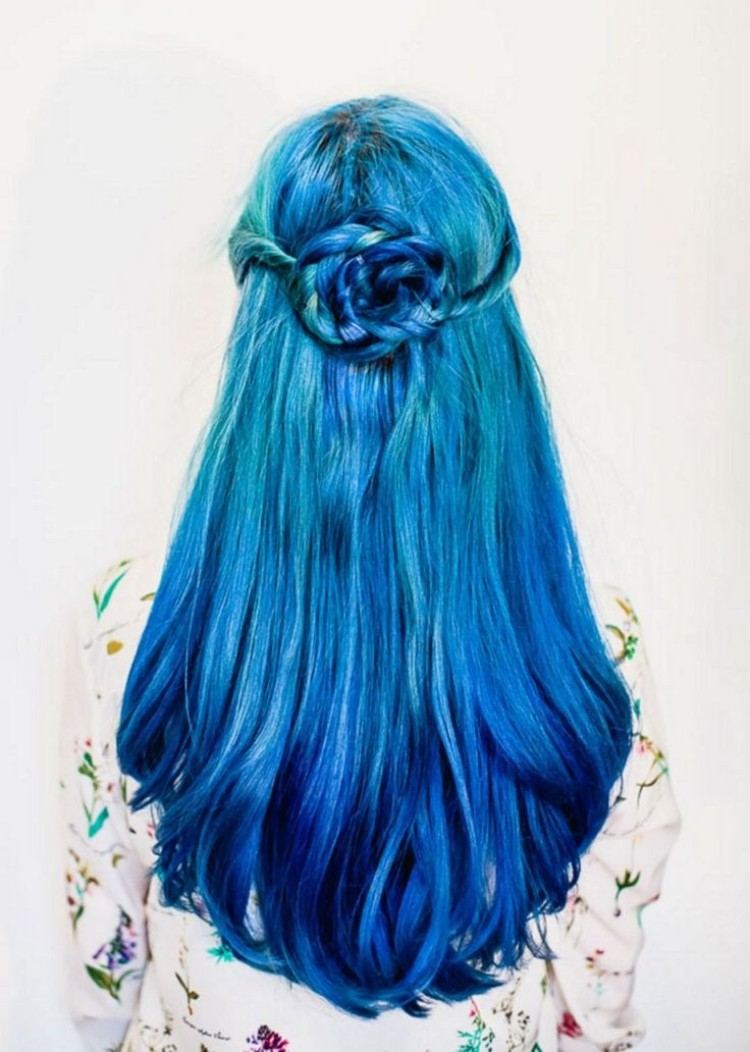trenza de cabello en forma de flor cabello azul