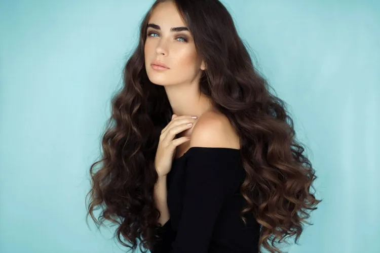 4 maneras de obtener bonitos bucles sin dañar tu cabellera 1 - 【MioEstilo】 Peinar el cabello con calor para crear rizos daña la melena.