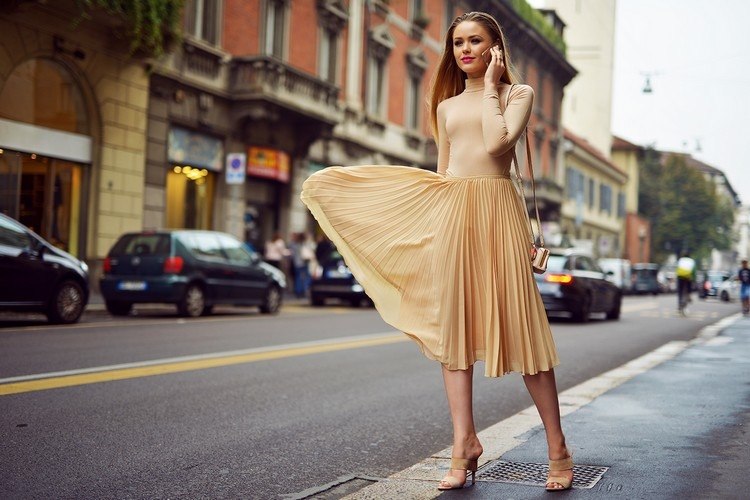 primavera 2022 tendencias de la moda chicas de moda cómo usar falda plisada