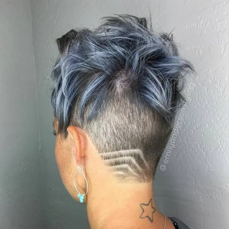 corte de cabello femenino rapado en la nuca tatuaje temporal de cabello patrones geometricos peinados de moda para el período de frío