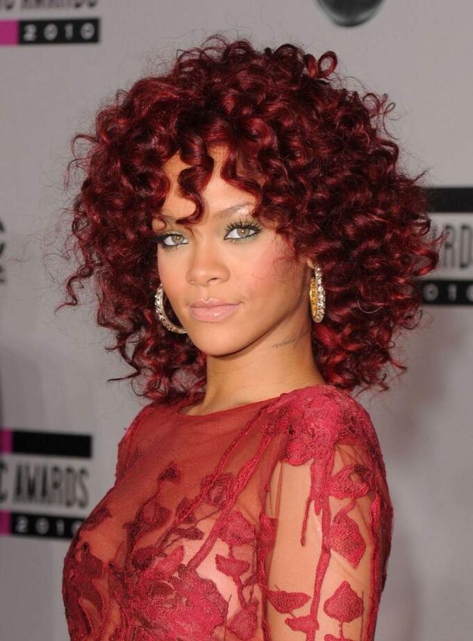 Coiffure cheveux rouge mi longs boucles sauvages Rihanna tapis rouge
