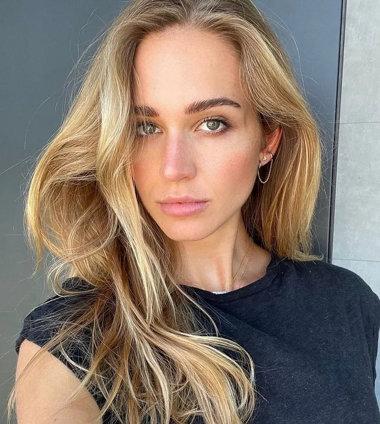 nueva tonalidad de cabello primavera 2022 Rubia Néctar