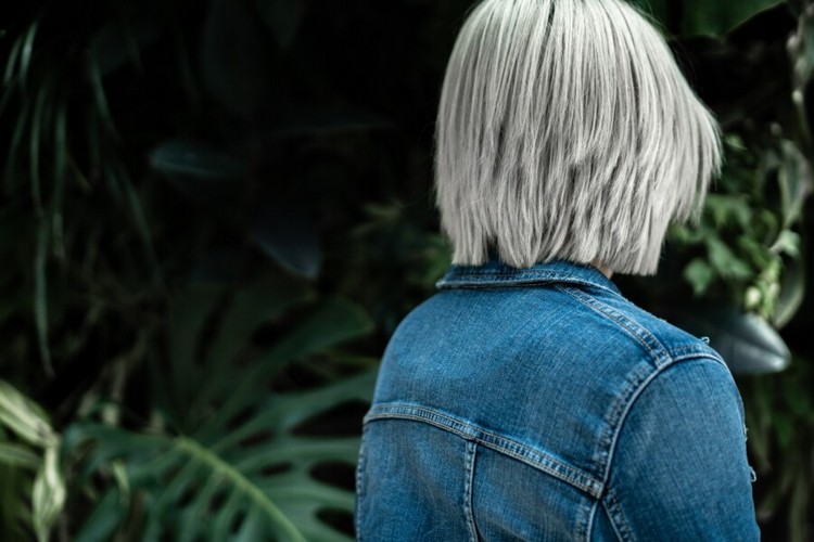 mujer de color gris para quien qué tono elegir la piel de los ojos