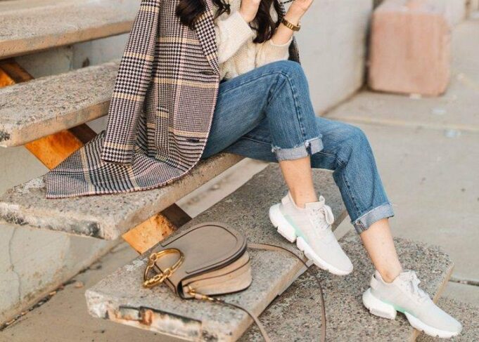 ¿Usar zapatillas después de los 50? ¡Consejos y trucos para rejuvenecer! Comment porter les baskets apres 50 ans