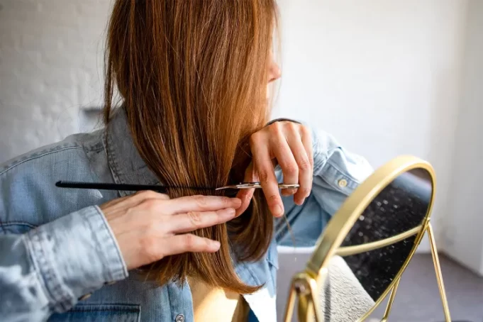 ¿Cómo cortar tu cabello tú mismo sin terminar con un desastre? Como cortarte el pelo tu mismo sin acabar con el.webp