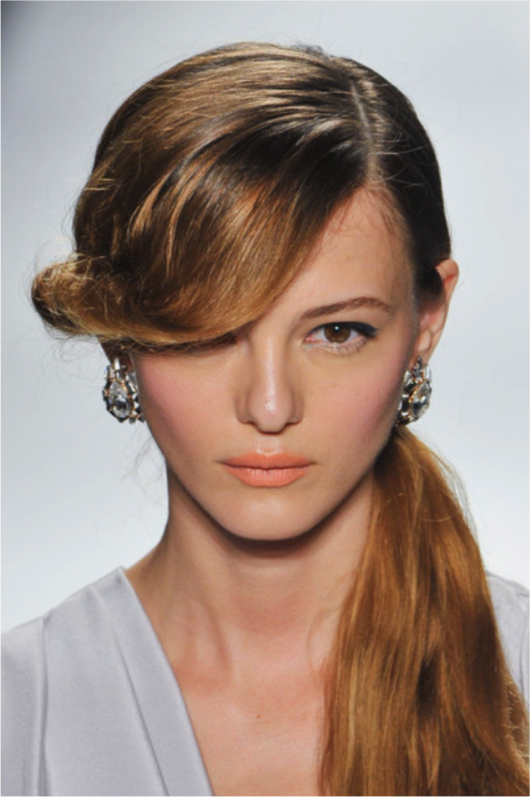 coleta con raya al costado y flequillo ondulado 2015-tendencia-corte-de-pelo-coleta-ondulado-raya-flequillo